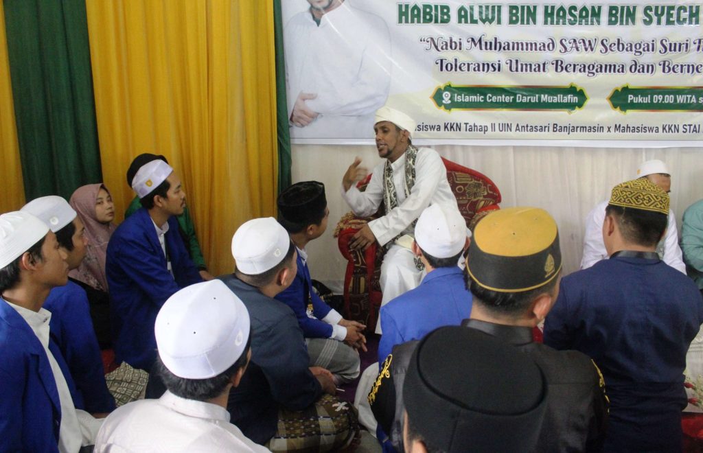 Habib Alwi bin hasan bin Syech Abu Bakar saat berdiskusi dengan para mahasiswa.