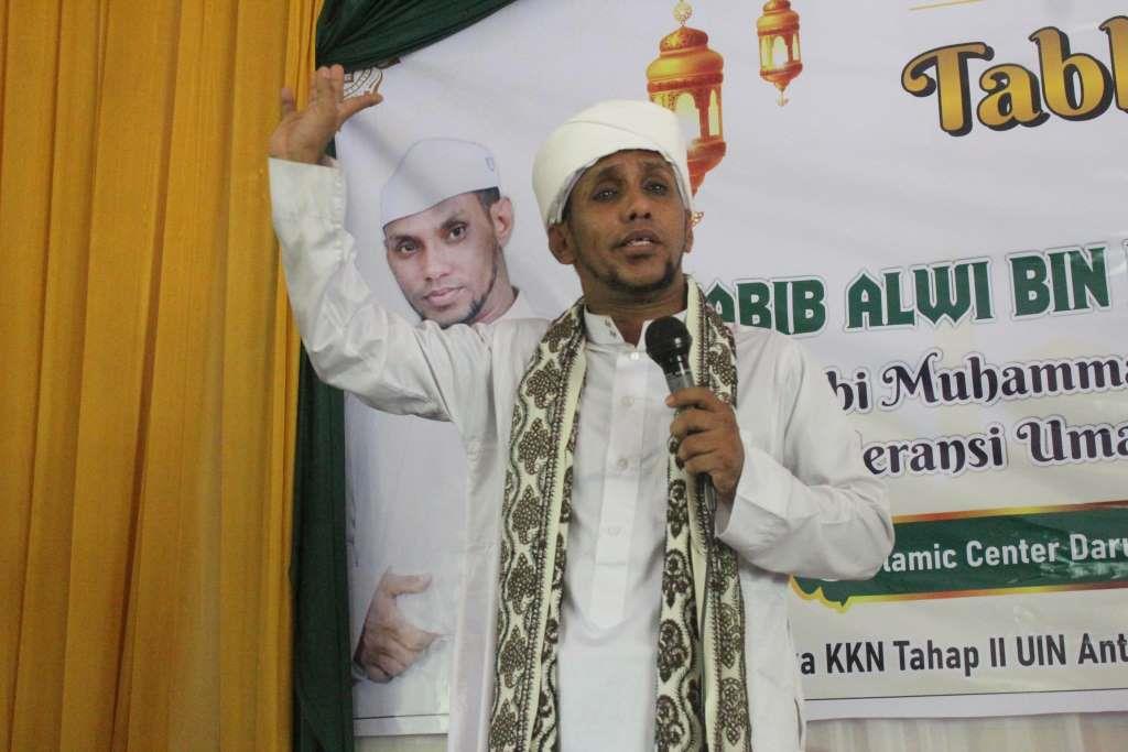 Habib Alwi bin Hasan bin Syech Abu Bakar saat mengisi Tablig Akbar.