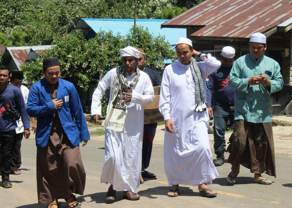 Habib Alwi bin hasan bin Syech Abu Bakar saat menuju lokasi acara.