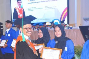 Hallymah Thussadyah Maura Putri, saat menerima penghargaan sebagai Mahasiswa Teladan Terbaik V 2023 (Foto:Fauji)