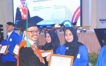 Hallymah Thussadyah Maura Putri, saat menerima penghargaan sebagai Mahasiswa Teladan Terbaik V 2023 (Foto:Fauji)