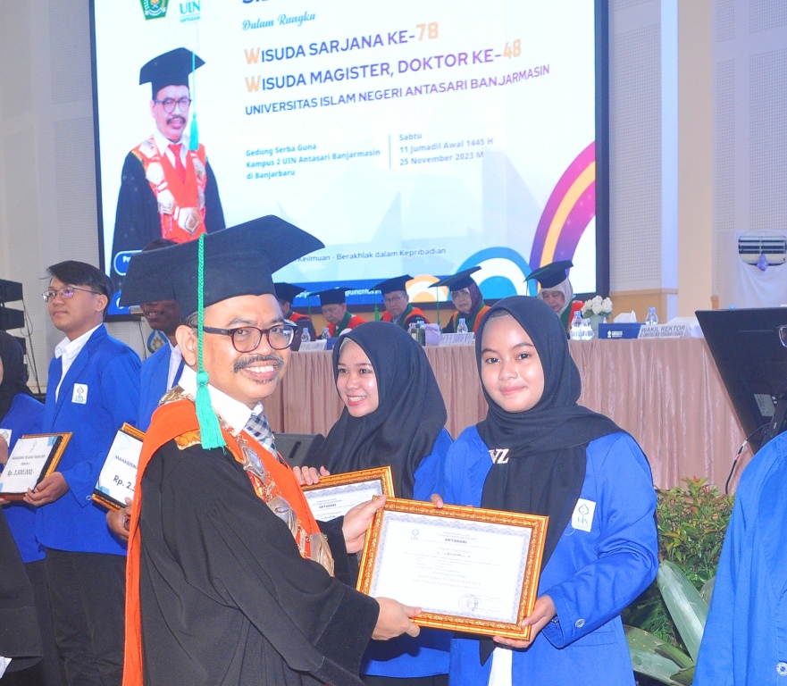 Hallymah Thussadyah Maura Putri, saat menerima penghargaan sebagai Mahasiswa Teladan Terbaik V 2023 (Foto:Fauji)