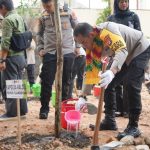 Kapolda Kalsel Irjenpol Andi Rian R. Djajadi, S.I.K., M.H. saat penanaman pohon di Kampus 1 UIN Antasari (Foto:Humas/Hadi Rustami)