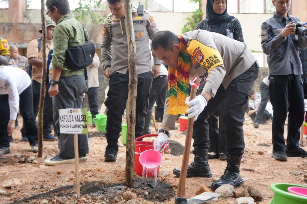 Kapolda Kalsel Irjenpol Andi Rian R. Djajadi, S.I.K., M.H. saat penanaman pohon di Kampus 1 UIN Antasari (Foto:Humas/Hadi Rustami)