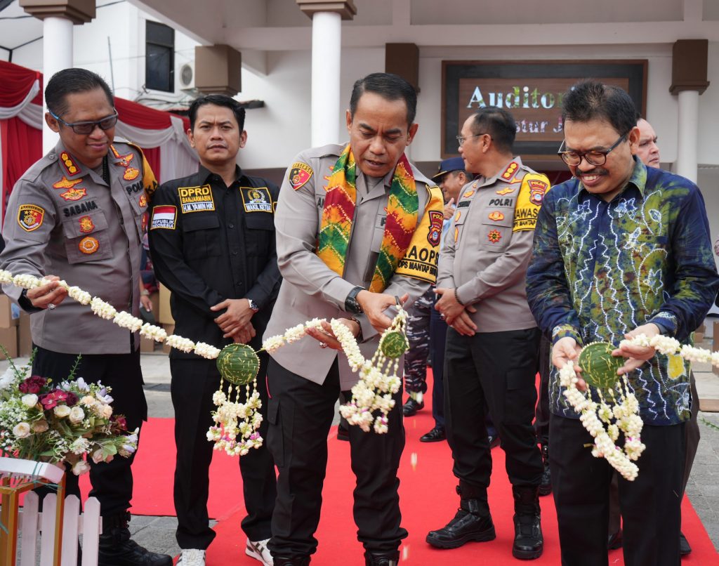 Kapolda Kalsel bersama Rektor UIN Antasari saat meresmikan Bazar UMKM dan Pasar Murah (Foto:Humas/Hadi Rustami)