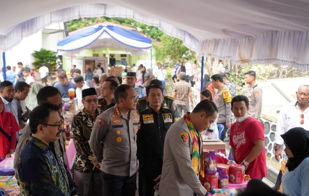 Kapolda Kalsel saat berkeliling memborong dagangan para pelaku UMKM (Foto:Humas/Hadi Rustami)