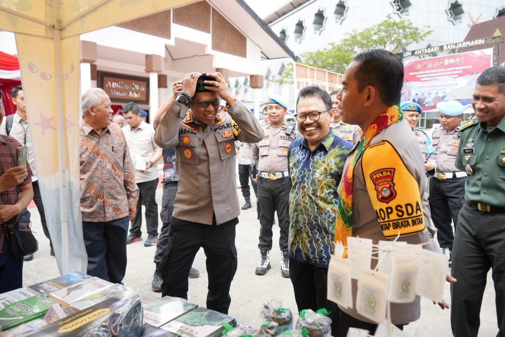 Kapolresta Banjarmasin Kombes Sabana A. Martosumito, S.I.K., M.H. saat membeli produk Unit Pengembangan Bisnis UIN Antasari (Foto:Humas/Hadi Rustami)