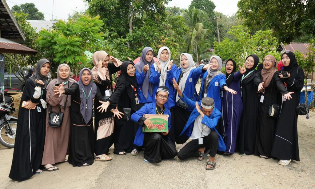 Keseruan mahasiswa KKN se-Kecamatan Awayan yang ikut hadir di acara Desa Piyait (Foto:Humas/Yulida Rifani)