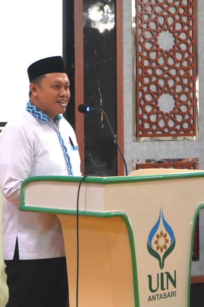 Ketua Panitia Pelaksana PPSL 2023/2024 PTP UIN Antasari Jamal Syarif, M.Ag. saat menyampaikan laporan (Foto:Humas/Hadi Rustami)