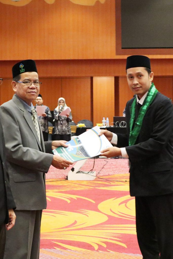 Ketua Prodi PPG UIN Antasari Drs. H. Murdan, M.Ag. saat menyerahkan sertifikat (Foto:Humas/Achmad Magfur)
