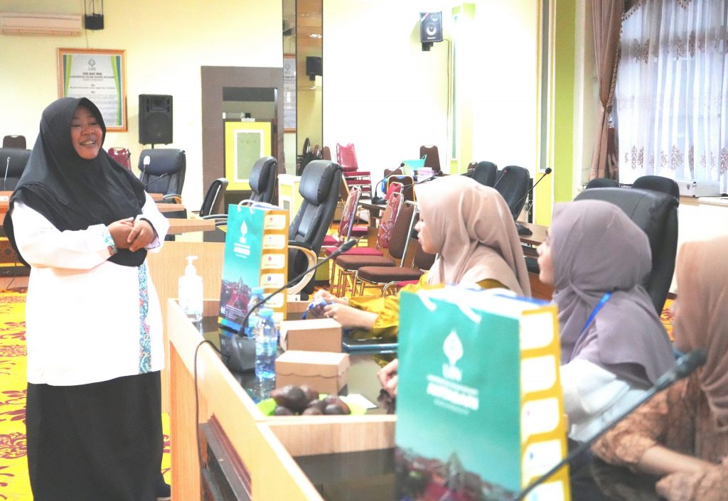 Kepala UPB UIN Antasari Dr. Fatwiah Noor, Lc., M.Pd. saat menyapa peserta dari luar daerah (Foto:Humas/Hadi Rustami)