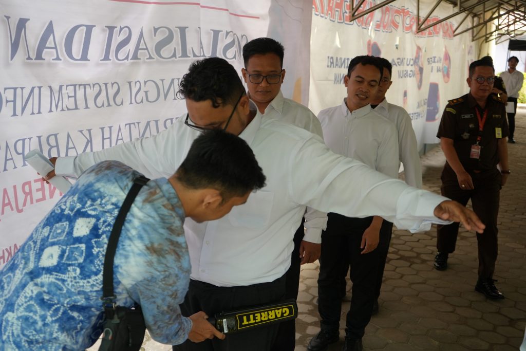 Kru Tim Kepegawaian UIN Antasari saat membantu proses pemeriksaan badan (Foto:Humas/Hadi Rustami)