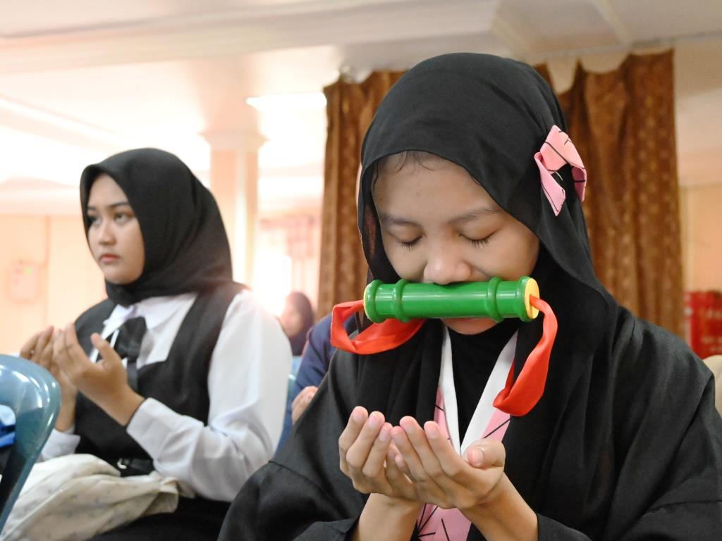 Lisa saat berkostum karakter anime Nezuko ketika berdoa untuk keselamatan kaums muslimin di Palestina (Foto:Humas/Achmad Magfur)