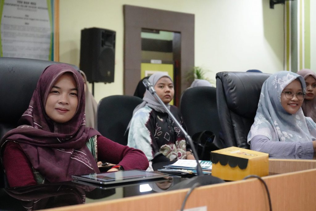 Mahasiswi Pascasarjana UIN Antasari saat mengikuti sosialisasi (Foto:Humas/Achmad Magfur)