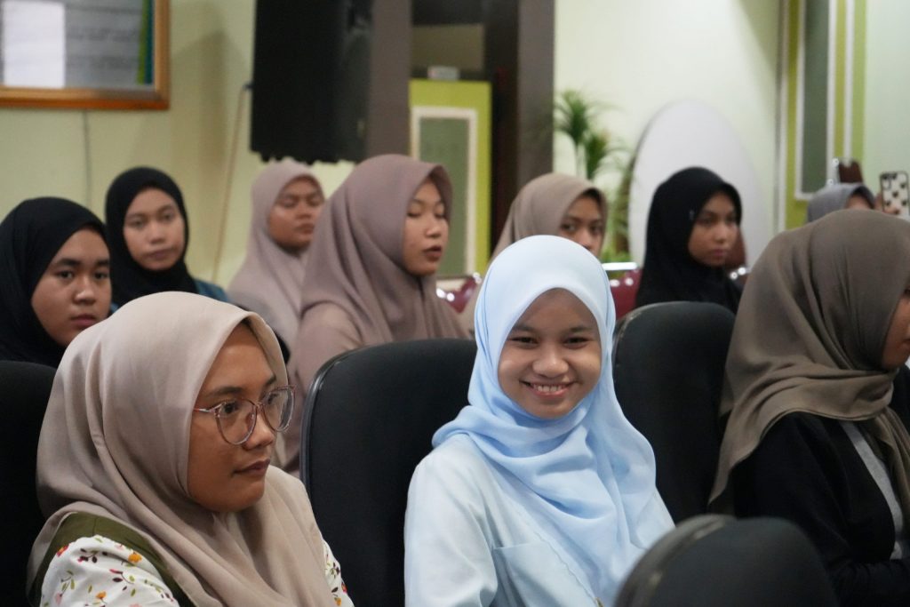 Mahasiswi UIN Antasari saat antusias mengikuti sosialisasi (Foto:Humas/Achmad Magfur)