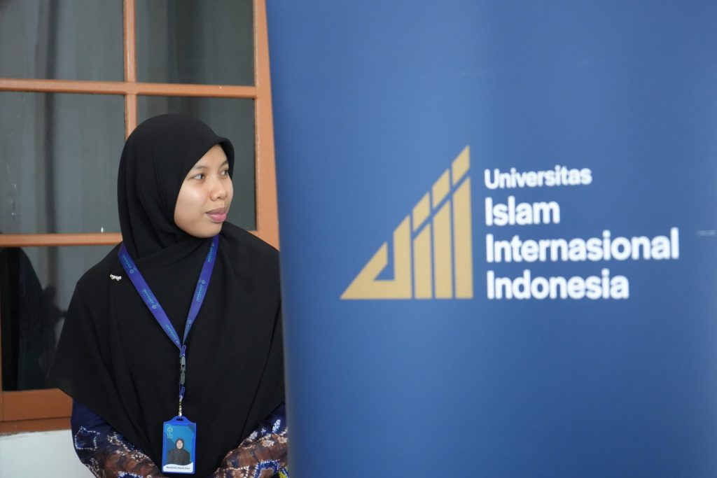 Mardhiatinnisa, S.Sos. dari Bagian Mikwa UIN Antasari saat menjadi petugas registrasi (Foto:Humas/Achmad Magfur)