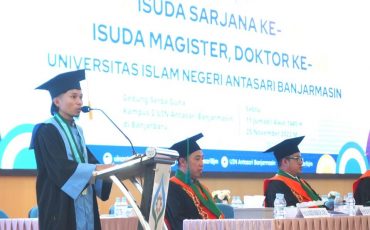 Moh Quizier bin Ahmad, wisudawan asal Malaysia saat memberikan sambutan (Foto:Muhammad Fikri Fadhiil/Sadega)