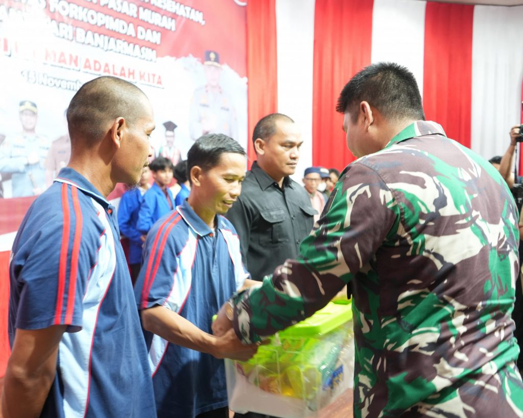 Muhammad Alwi, petugas kebersihan UIN Antasari saat menerima bantuan (Foto:Humas/Hadi Rustami)