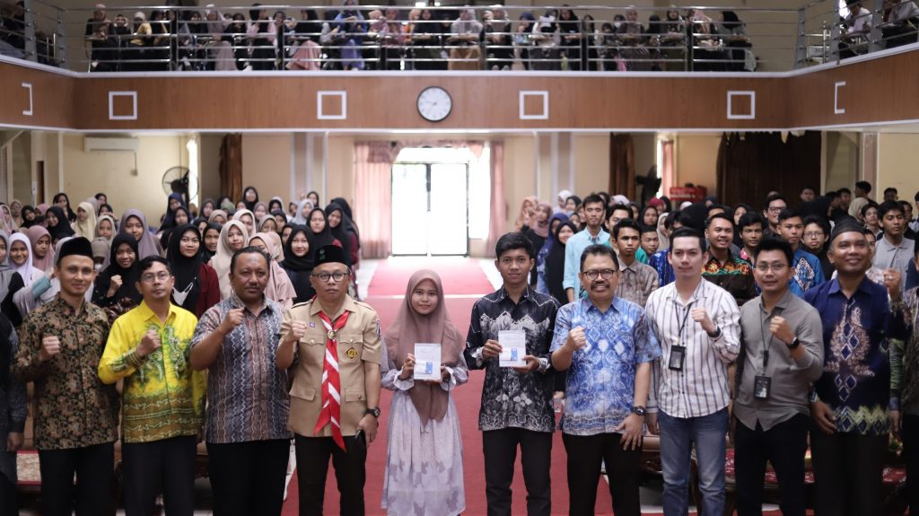 Nurrahmah, saat berfoto bersama Rektor UIN Antasari usai penandatanganan buku tabungan (Foto:Humas/Yulida Rifani)