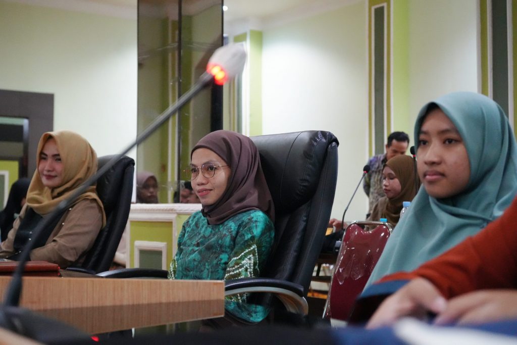 PP Rabiah Al Adawiyah DND, Mahasiswi S-2 Hukum Ekonomi Syariah Pascasarjana UIN Antasari (tengah) saat mengikuti sosialisasi (Foto:Humas/Achmad Magfur)