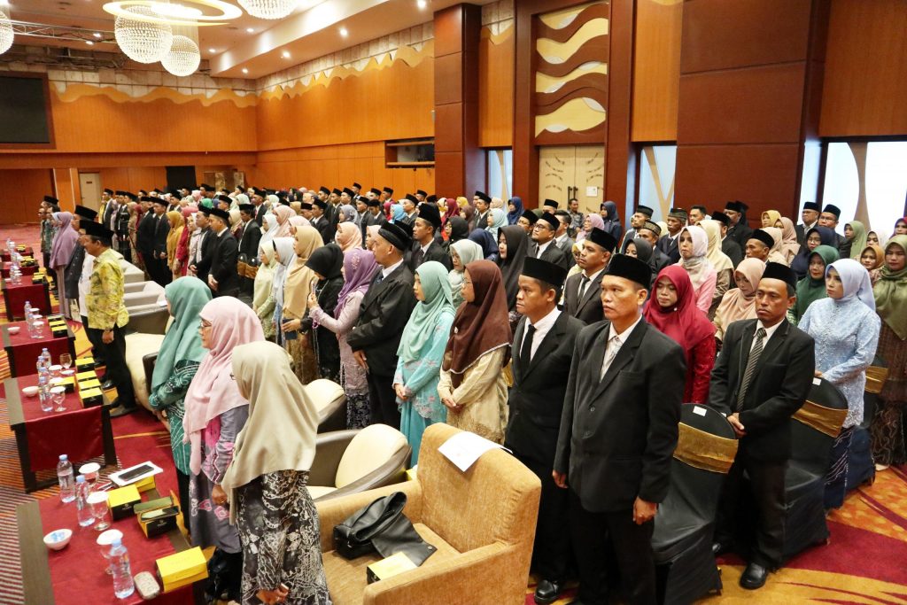 Para alumnus PPG Batch 1 2023 saat dikukuhkan menjadi Guru Profesional (Foto:Humas/Achmad Magfur)