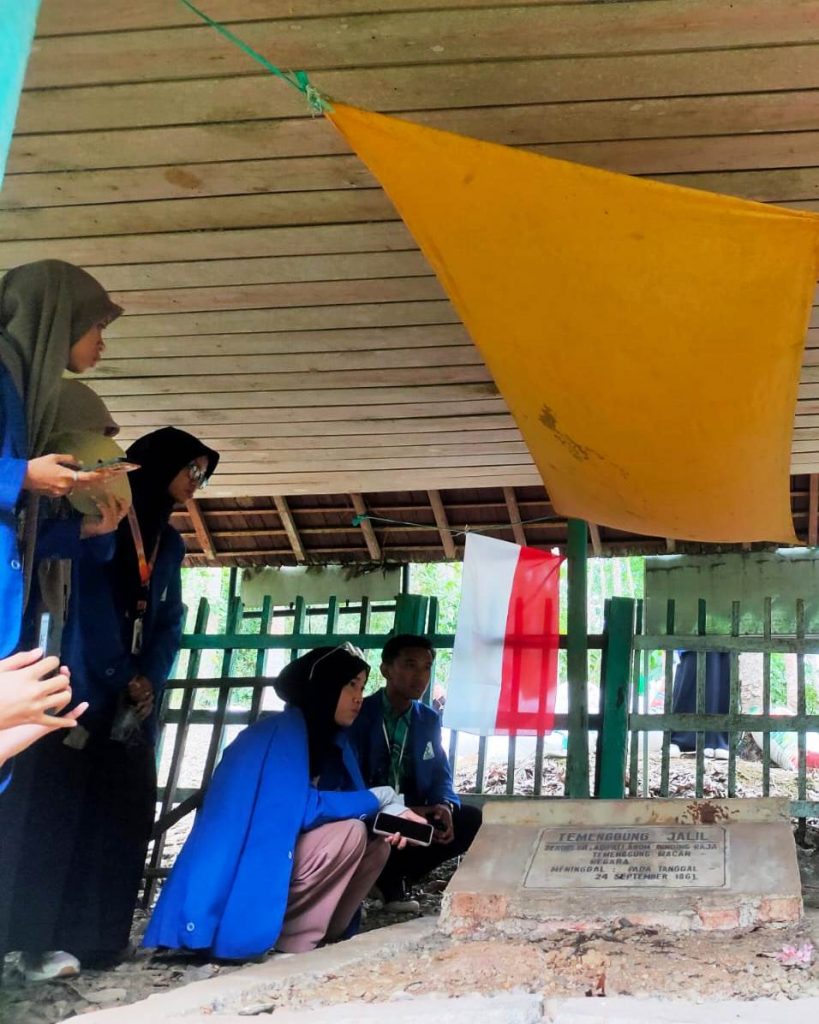 Para mahasiswa KKN berziarah ke Makam Tumenggung Jalil.