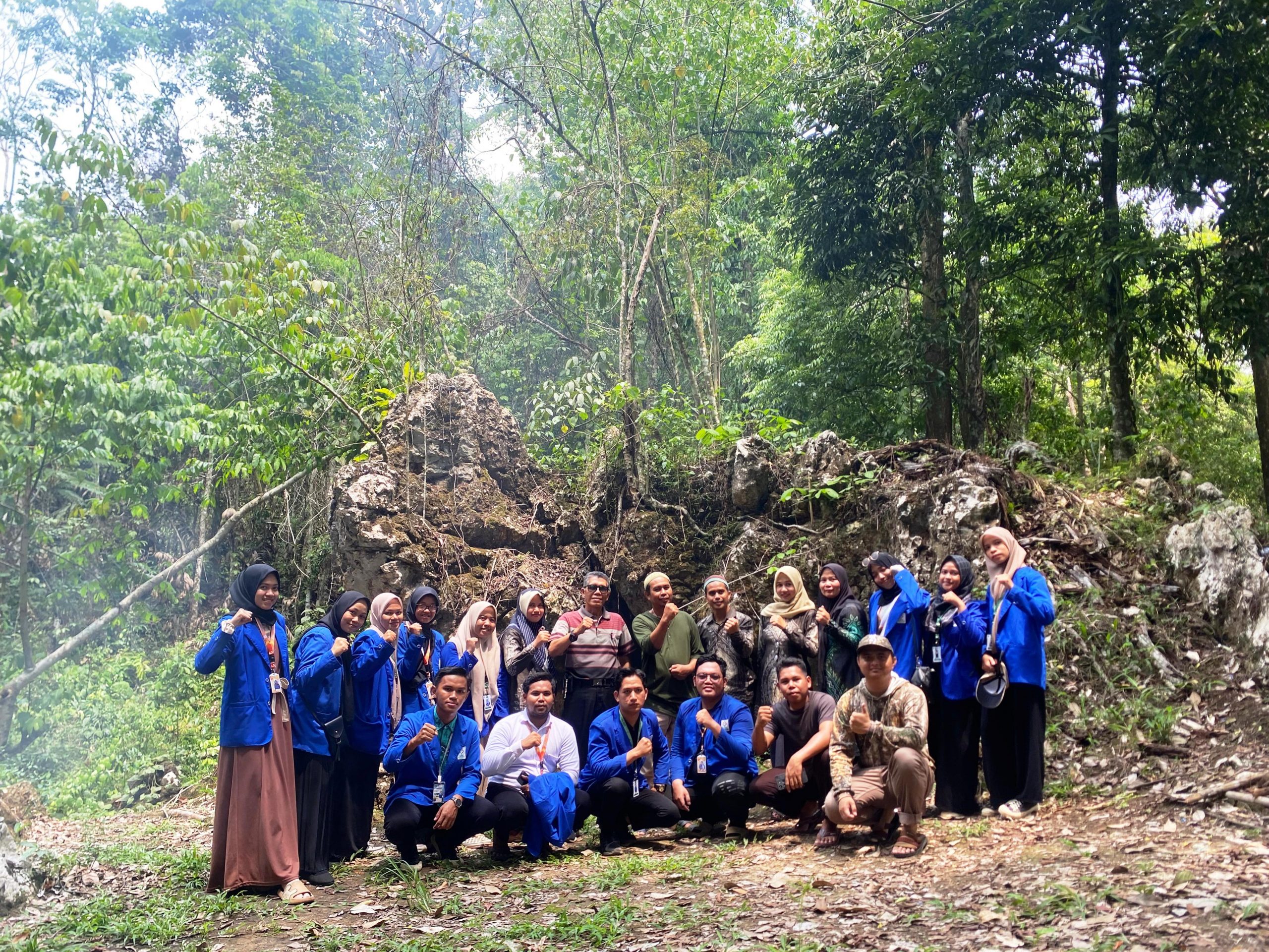 Para mahasiswa KKN saat berfoto bersama di sisa peninggalan Benteng Tundakan