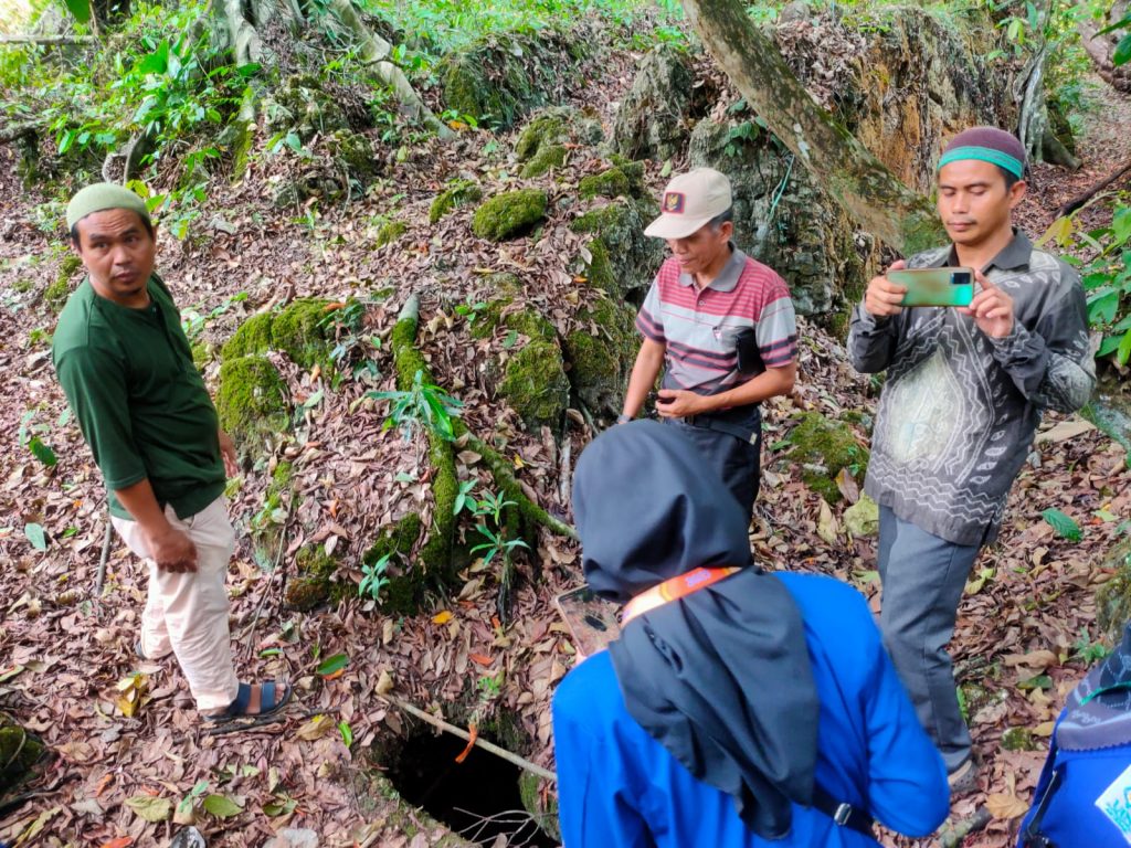 Para mahasiswa saat melihat salah satu sisa peninggalan Benteng Tundakan.