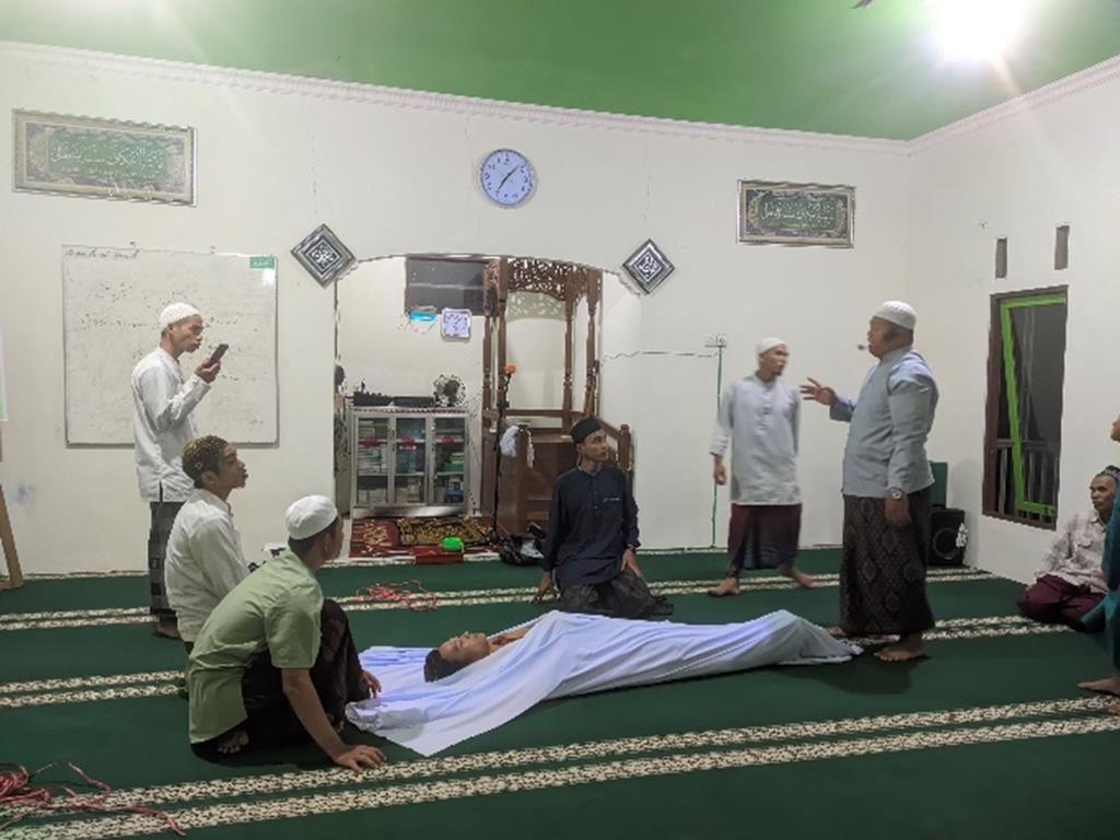 Pelatihan pengurusan jenazah mahasiswa KKN UIN Antasari di Dusun Papagaran Desa Patikalain Kecamatan Hantakan Kabupaten Hulu Sungai Tengah