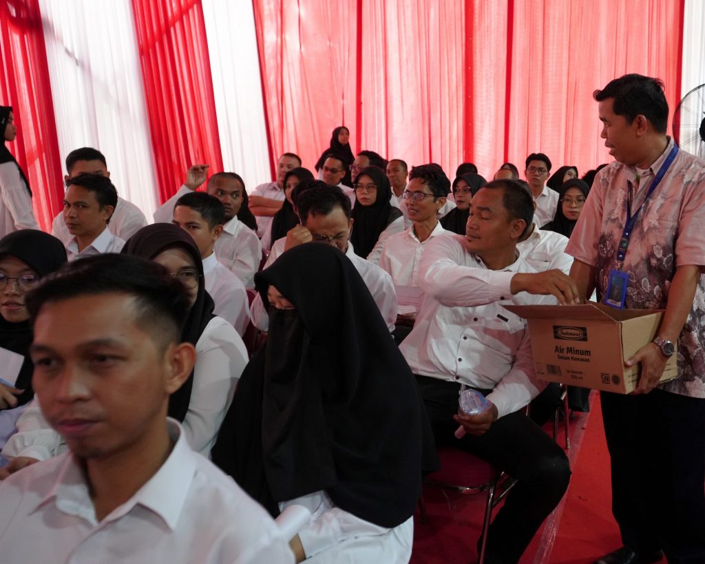 Pelayanan maksimal Tim Kepegawaian UIN Antasari saat memberikan minuman gratis (Foto:Humas/Hadi Rustami)