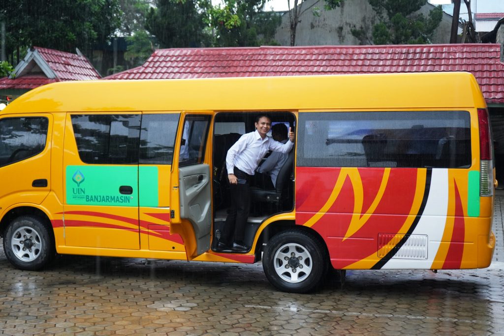 Pelayanan maksimal UIN Antasari saat memberikan angkutan gratis dari Banjarmasin (Foto:Humas/Hadi Rustami)