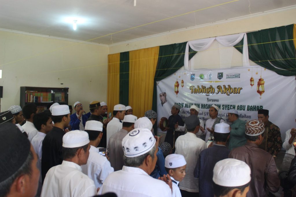 Pembacaan salawat di rangkaian acara tablig akbar.