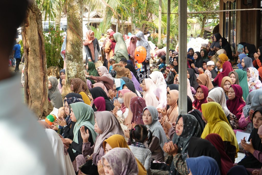 Ratusan jemaah saat menghadiri program terakhir mahasiswa KKN di Desa Piyait (Foto:Humas/Yulida Rifani)