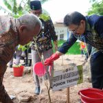 Rektor UIN Antasari Banjarmasin Prof. Dr. H. Mujiburrahman, M.A. saat penanaman pohon di Kampus 1 (Foto:Humas/Hadi Rustami)