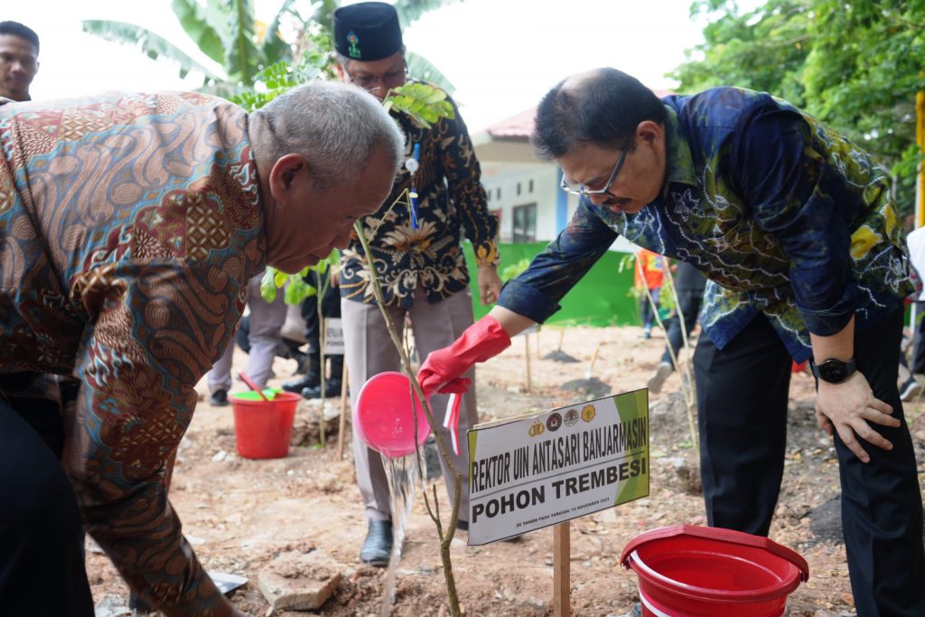 Rektor UIN Antasari Banjarmasin Prof. Dr. H. Mujiburrahman, M.A. saat penanaman pohon di Kampus 1 (Foto:Humas/Hadi Rustami)