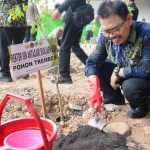 Rektor UIN Antasari Prof. Dr. H. Mujiburrahman, M.A. saat ikut dalam gerakan penghijauan (Foto:Humas/Hadi Rustami)