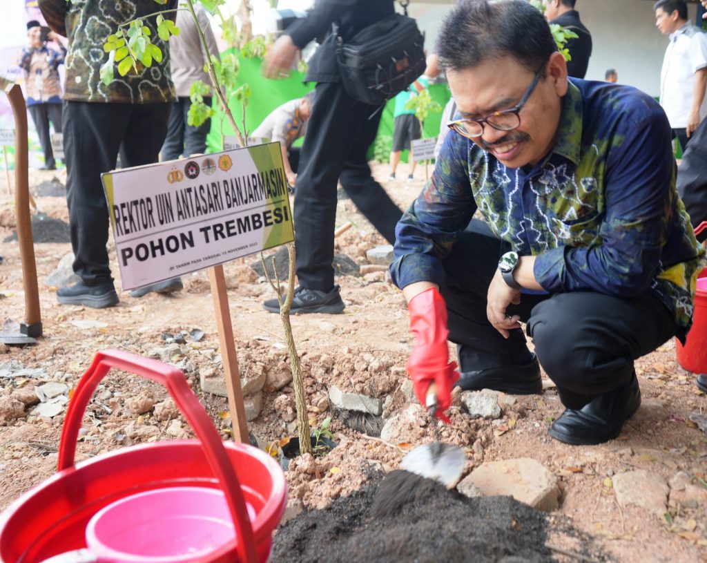 Rektor UIN Antasari Prof. Dr. H. Mujiburrahman, M.A. saat ikut dalam gerakan penghijauan (Foto:Humas/Hadi Rustami)