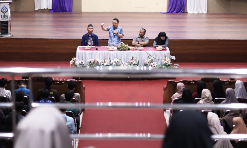 Rektor UIN Antasari Prof. Dr. H. Mujiburrahman, M.A. saat memberikan arahan kepada para penerima KIP-Kuliah 2023 (Foto:Humas/Yulida Rifani)