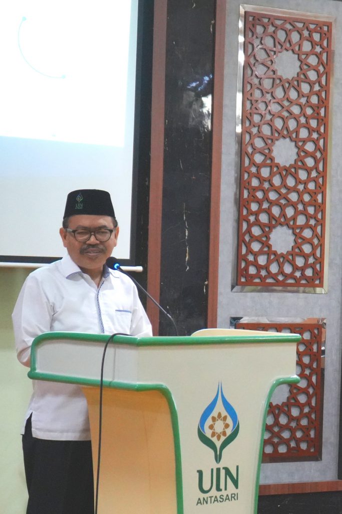 Rektor UIN Antasari Prof. Dr. H. Mujiburrahman, M.A. saat memberikan sambutan (Foto:Humas/Hadi Rustami)