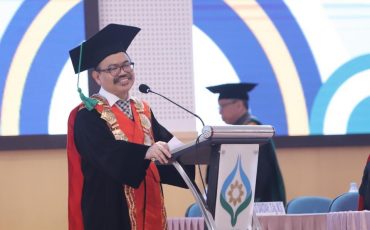 Rektor UIN Antasari Prof. Dr. H. Mujiburrahman, M.A. saat memberikan sambutan di Upacara Wisuda Sarjana ke-78 (Foto:TIm Humas)