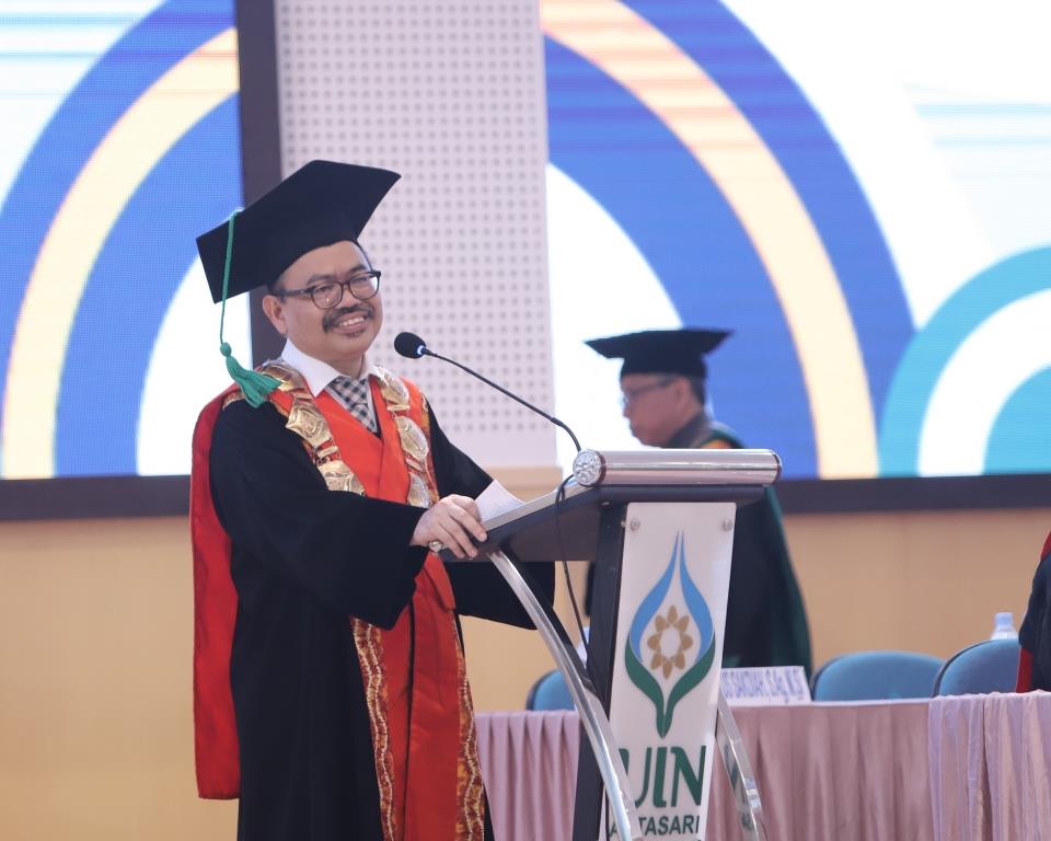 Rektor UIN Antasari Prof. Dr. H. Mujiburrahman, M.A. saat memberikan sambutan di Upacara Wisuda Sarjana ke-78 (Foto:TIm Humas)