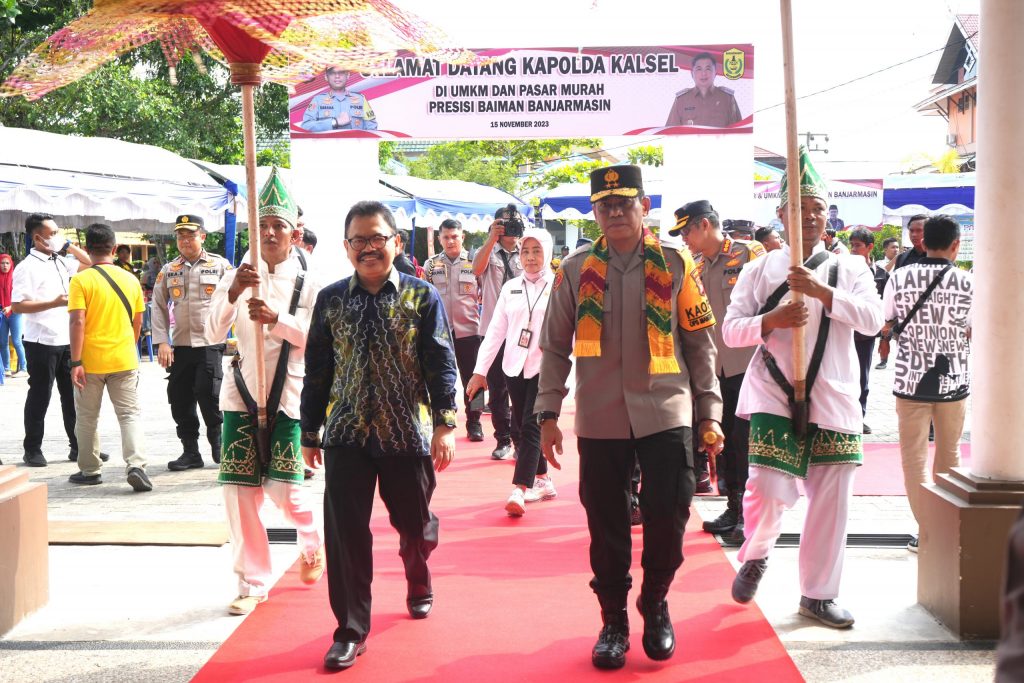 Rektor UIN Antasari saat menemani Kapolda Kalsel memasuki Auditorium Mastur Jahri (Foto:Humas/Hadi Rustami)