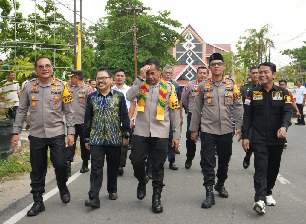 Rektor UIN Antasari saat menemani Kapolda menuju lokasi penanaman pohon (Foto:Humas/Hadi Rustami)