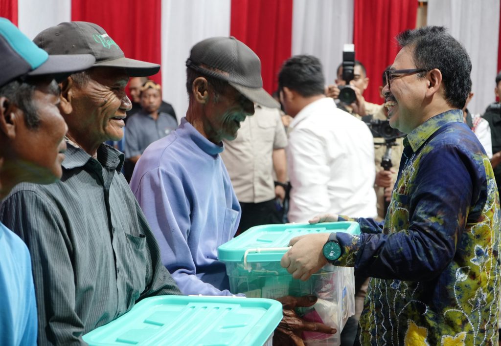 Rektor UIN Antasari saat menyalurkan bantuan dari jajaran Polda Kalsel (Foto:Humas/Hadi Rustami)