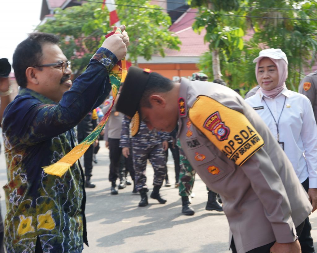 Rektor UIN Antasari saat menyambut kedatangan Kapolda Kalsel di Kampus 1 (Foto:Humas/Hadi Rustami)