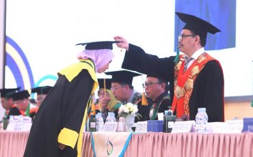 Rektor UIN Antasari saat mewisuda lulusan terbaik di Upacara Wisuda Sarjana ke-78 (Foto:Tim Humas)
