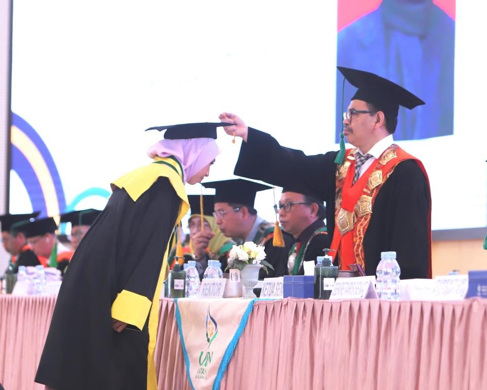Rektor UIN Antasari saat mewisuda lulusan terbaik di Upacara Wisuda Sarjana ke-78 (Foto:Tim Humas)