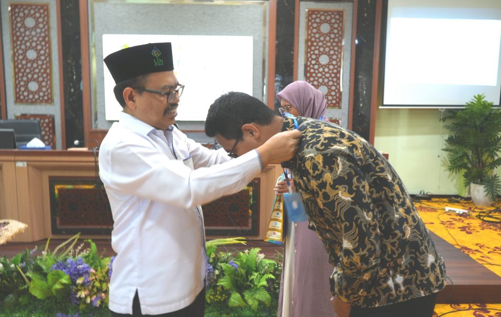 Rektor UIN Antasari saat secara simbolis membuka program PPSL 20232024 (Foto:Humas/Hadi Rustami)