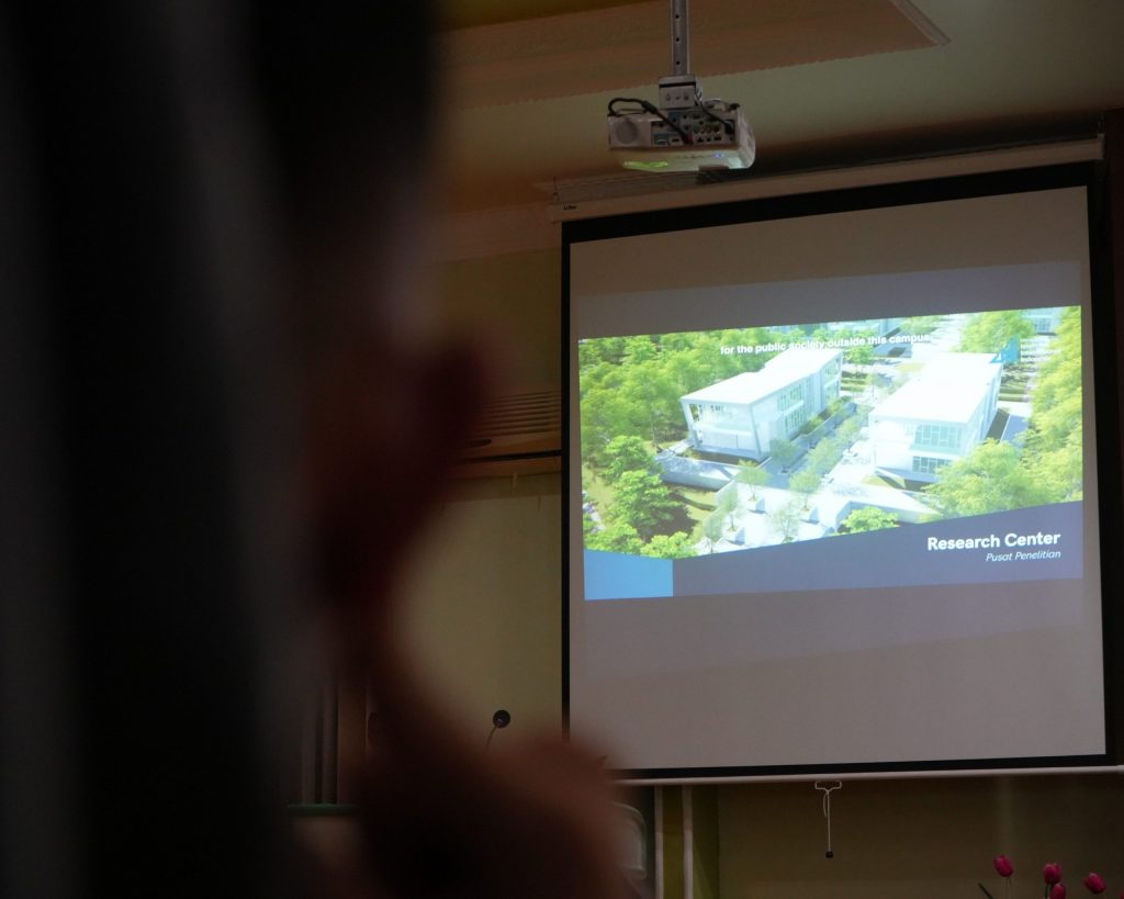 Salah satu gedung modern yang hadir di UIII saat disosialisasikan di UIN Antasari (Foto:Humas/Achmad Magfur)