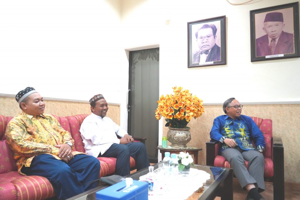 Sekretaris Husaini, M.Pd.I. bersama Kepala Ma'had Al-Jami'ah UIN Antasari Dr. Hairul Hudaya, M.Ag. saat menemani Wakil Rektor (Foto:Humas/Achmad Magfur)